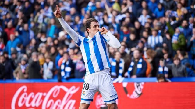 mikel_oyarzabal_se_besa_el_escudo_tras_el_gol_foto_laliga.jpg