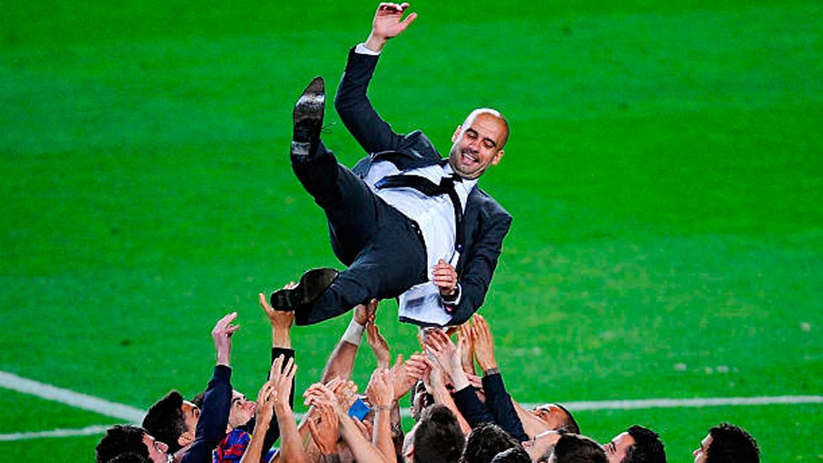 pep-guardiola-manteado-por-los-jugadores.jpeg